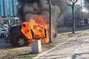 MERCEDES U PLAMENU, BUKNUO POŽAR NASRED ULICE U NOVOM BEOGRADU Auto se zapalio u vožnji u Bulevaru Zorana Đinđića (VIDEO)
