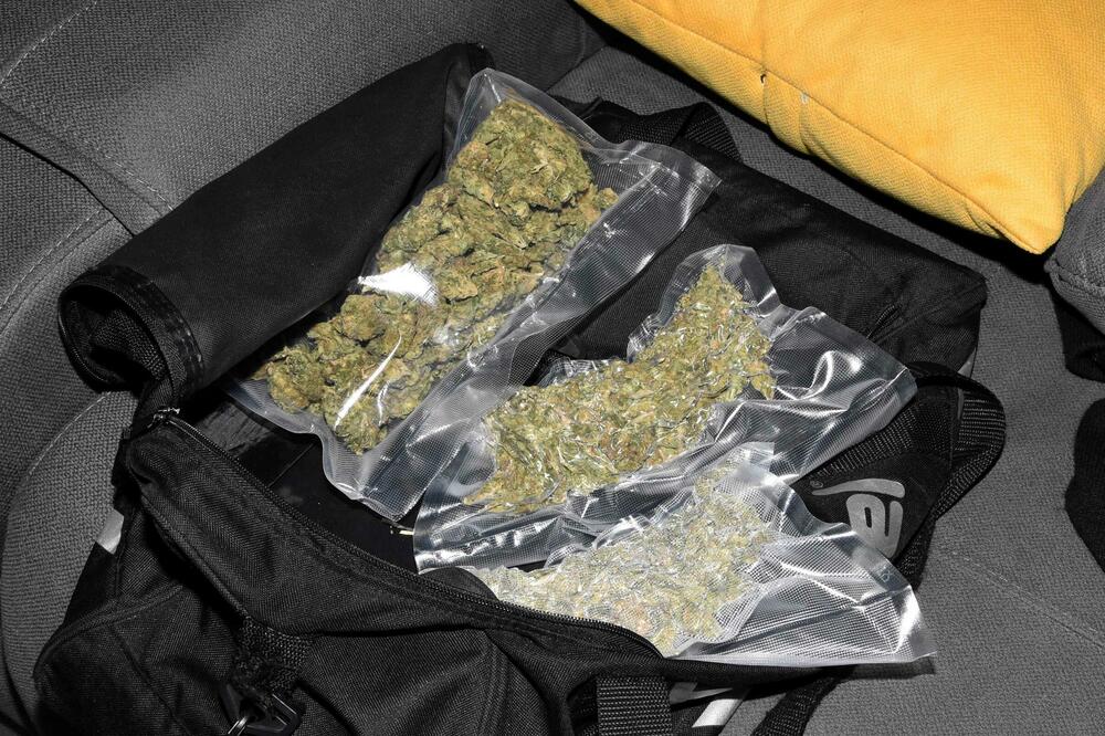 PAO DILER U SUBOTICI: Kod mladića (21) policija pronašla kilogram marihuane i MDMA u tabletama i prahu