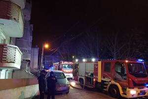 POGLEDAJTE PRVE SNIMKE POŽARA NA ZVEZDARI: Vatrogasci iz stana koji je goreo izvukli muškarca (66) u poslednjem trenutku