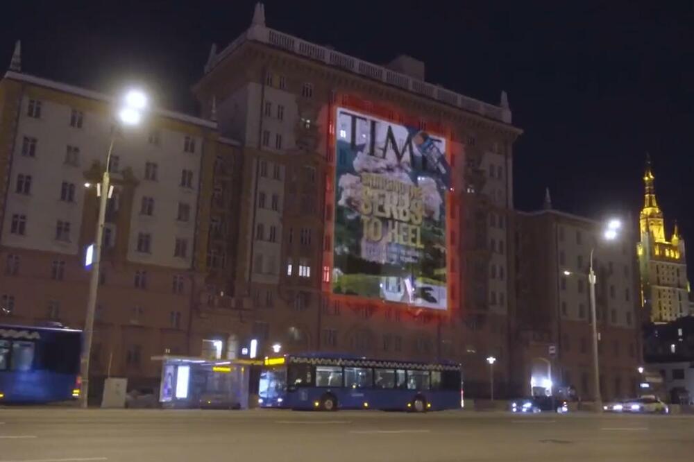 AMERIČKI MEDIJI POZIVALI NA UBIJANJE SRBA, RUSI IM SADA POSLALI SNAŽNU PORUKU: Ovako su prekrili Ambasadu SAD u Moskvi! (VIDEO)