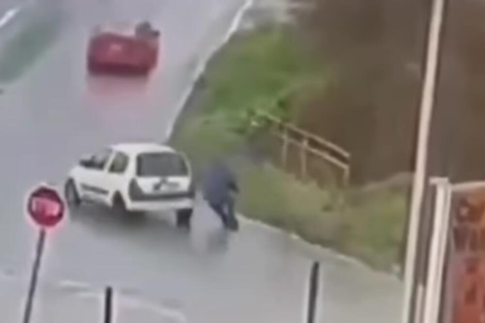 UZNEMIRUJUĆI VIDEO IZ LAZAREVCA: Pešak pokušao da pretrči kolovoz na nedozvoljenom mestu u krivini, naišao "reno" i pregazio ga