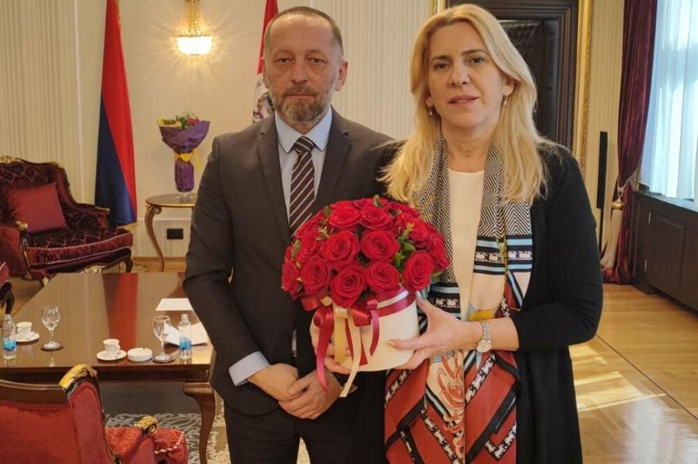 DŽENTLMENSKI GEST PREDSEDNIKA SRBIJE: Vučić iznenadio Željku Cvijanović buketom crvenih ruža, a ovo je povod (FOTO)