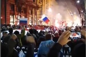 U TOKU PROTEST PODRŠKE RUSIJI U CENTRU BEOGRADA: Građani krenuli u šetnju do ruske ambasade (VIDEO)
