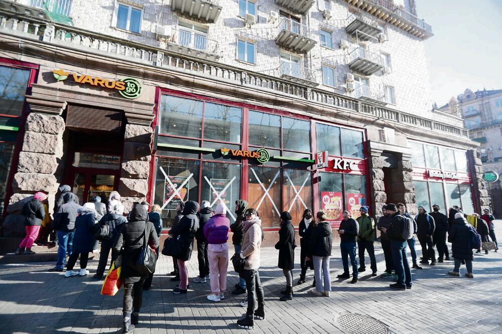 KAKO SU SANKCIJE PROMENILE SVAKODNEVNI ŽIVOT U RUSIJI: Od zatvaranja Mekdonaldsa preko bonova za hranu