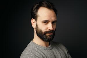 GLUMA JE BEG OD REALNOSTI Radovan Vujović otkriva zbog koje role pušta bradu i sve o novoj komediji BILO JEDNOM U SRBIJI