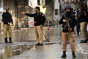 BOMBAŠ SAMOUBICA SE MOTOCIKLOM ZABIO U POLICIJSKI KAMION: Poginulo devet policajaca, ranjeno najmanje 13 u napadu u Pakistanu