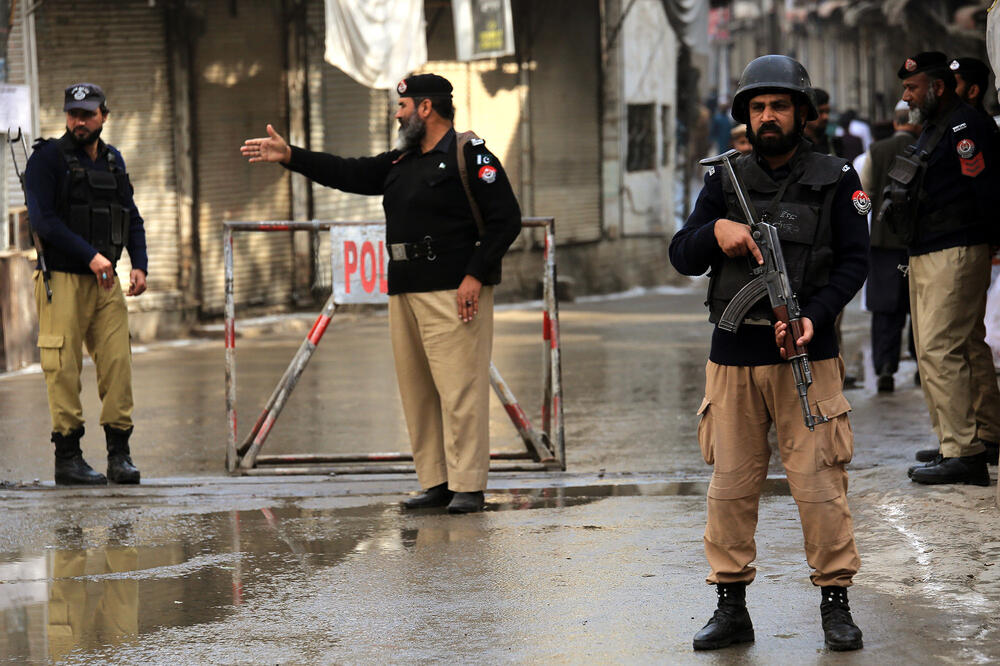 BOMBAŠ SAMOUBICA SE RAZNEO U DŽAMIJI: Najmanje 28 ljudi stradalo a 90 povređeno u terorističkom napadu u Pakistanu