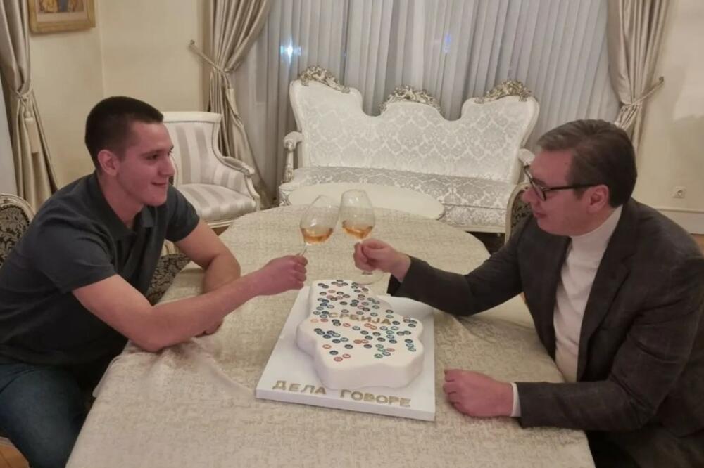 ZAJEDNO MOŽEMO SVE! Predsednik Vučić objavio sliku sa sinom Danilom i poslao JAKU poruku (FOTO)