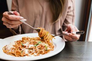 JELO JE GOTOVO ČIM TIGANJ SKLONITE SA RINGLE: Žena podelila GENIJALAN TRIK kako da špagete budu gotove za svega NEKOLIKO MINUTA!