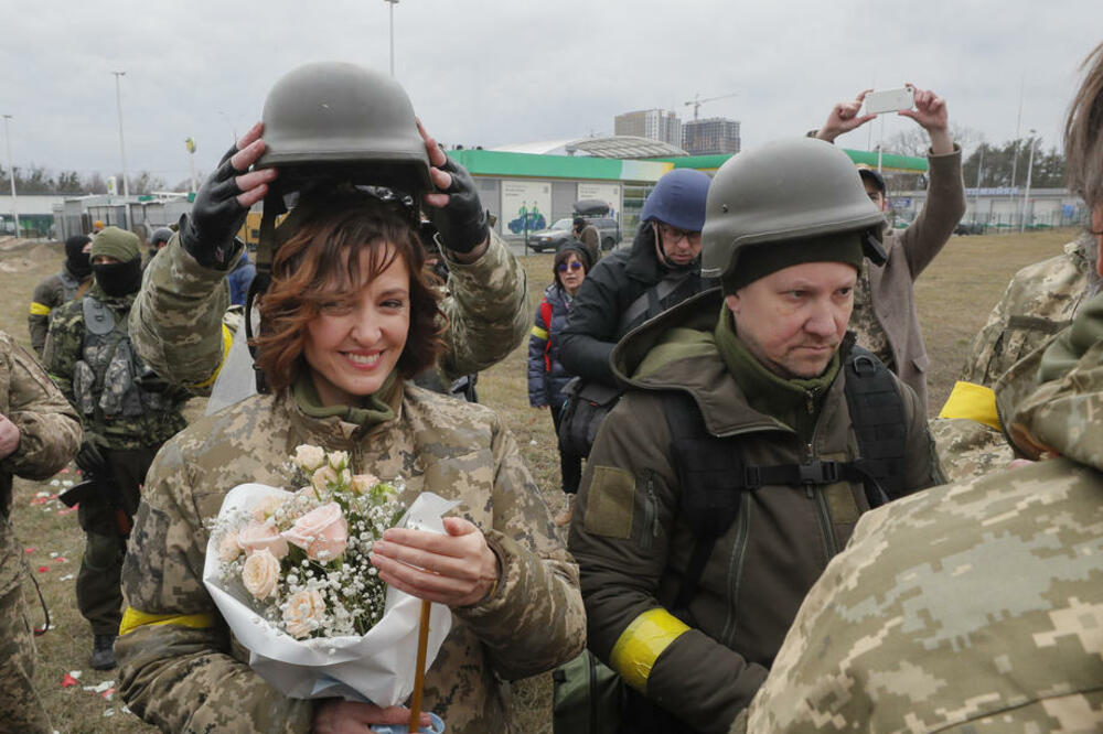 LJUBAV U DOBA INVAZIJE Par iz Ukrajine se venčao na prvim borbenim linijama ispred Kijeva FOTO