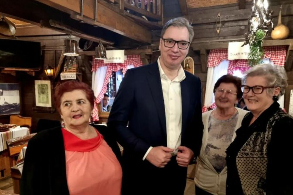 ONE SU ZASLUŽNE ZA DANAŠNJI OSMEH: Predsednik Vučić u društvu divnih dama u Leskovcu (FOTO)