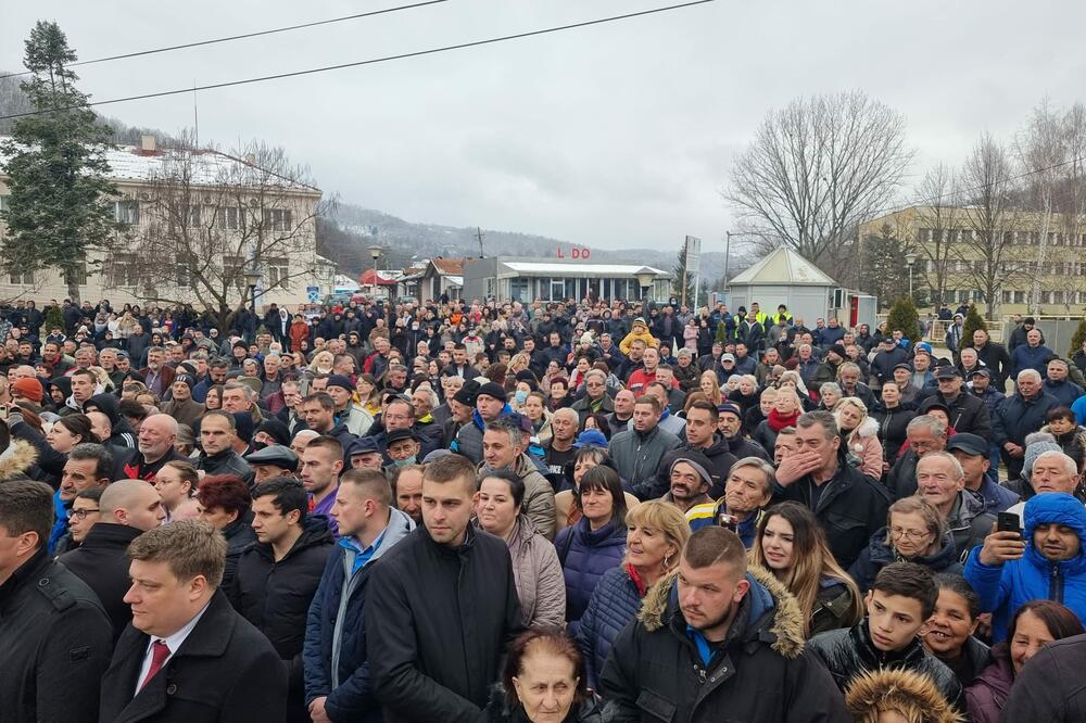 VUČIĆA U MEDVEĐI DOČEKALO VIŠE OD 1.000 GRAĐANA! Lider SNS uputio važnu poruku: Vreme je za ozbiljne i odgovorne odluke (VIDEO)