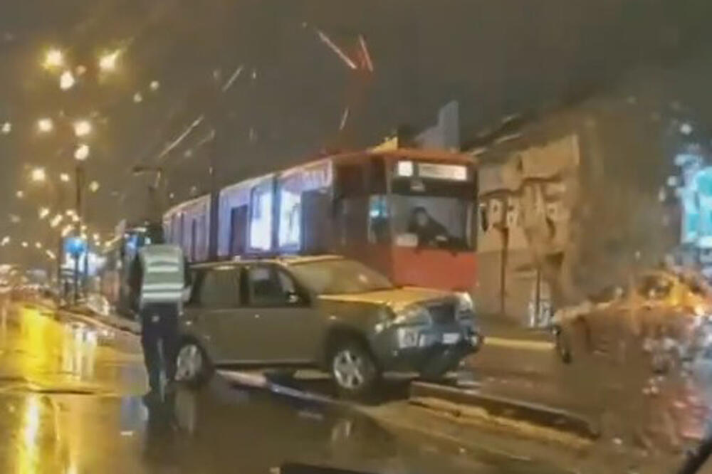 LANČANI SUDAR NA SAJMU: U udesu učestvovala tri vozila i tramvaj (FOTO)