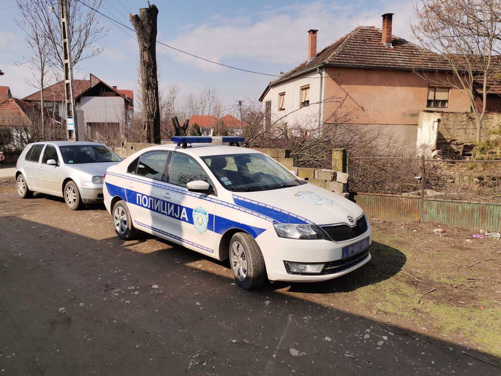 policija isprd kuće u kojoj se dogodilo ubistvo