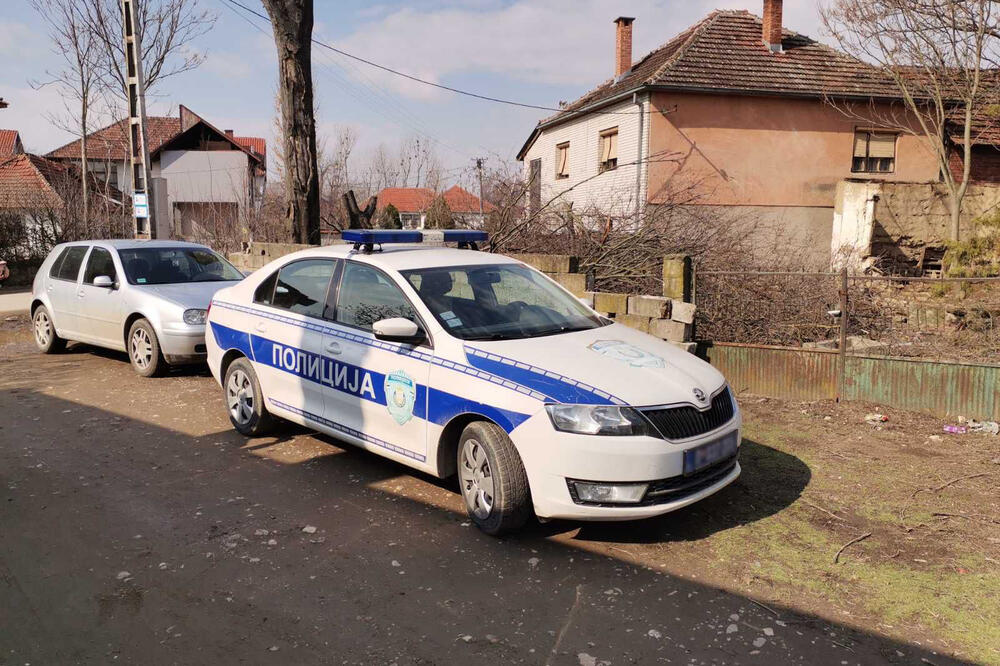PRVA SLIKA SA MESTA ZLOČINA U SELU KOD DOLJEVCA: Policija ispred kuće u kojoj se dogodilo svirepo ubistvo