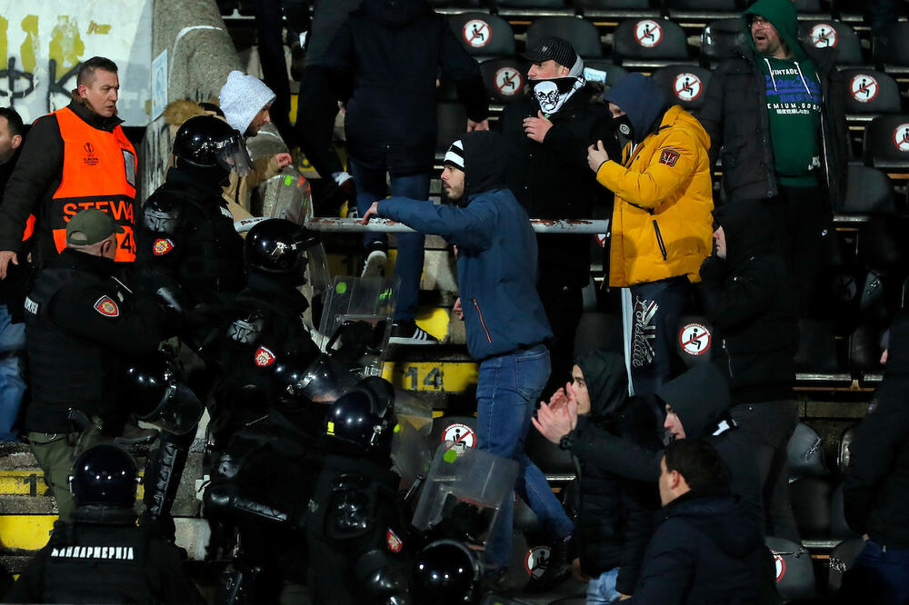 GROBARI POKUŠALI DA NAPADNU NAVIJAČE FEJNORDA: Umalo velika tuča na stadionu Partizana