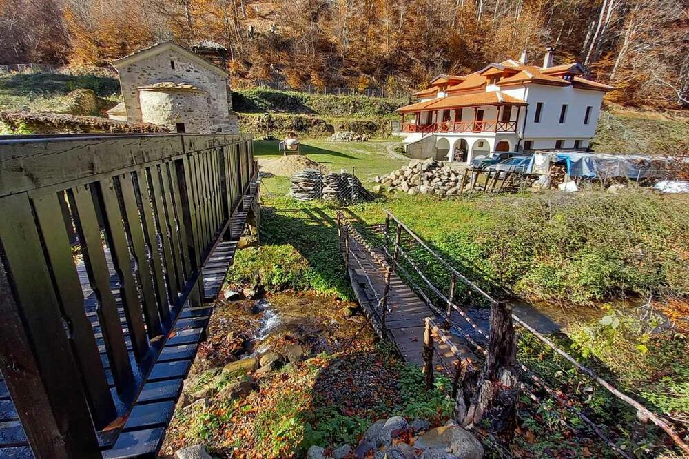 VERUJE SE DA SE U OVOJ SRPSKOJ SVETINJI NALAZI IZVOR LEKOVITE VODE: Kroz istoriju manastir su hodočastili mnogi hrišćani (FOTO)