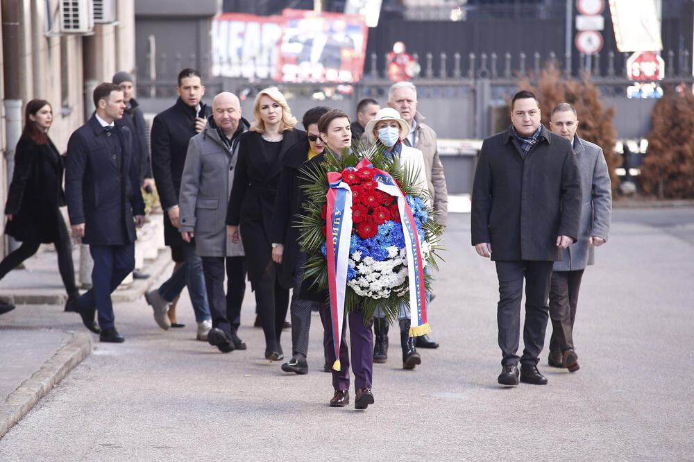 PREMIJERKA BRNABIĆ I MINISTRI POLOŽILI VENAC NA MESTU UBISTVA ĐINĐIĆA: Odali poštu na dan 19. godišnjice atentata