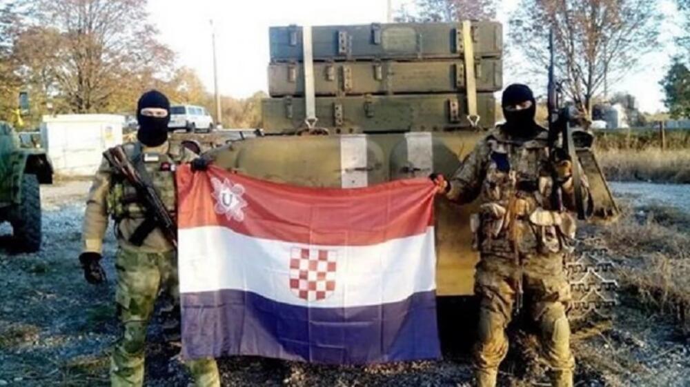 Hrvati sa ustaškim simbolima na zastavi u Ukrajini