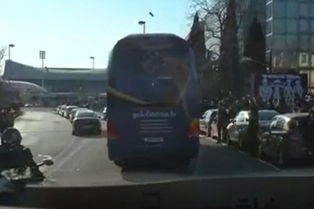 U, JE*OTE! PAZI, PAZI! Šok snimak iz Hrvatske: Huligani iz Splita zasuli kamenicama autobus Dinama! IGRAČI PRESTRAVLJENI! (VIDEO)