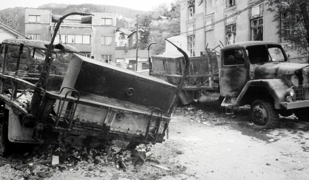 dva kamiona zapaljena u Dobrovoljačkoj 3.5.1992