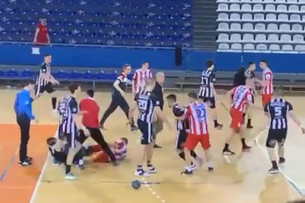 ŽESTOKA TUČA KLINACA IZ PARTIZANA I CRVENE ZVEZDE: Mladi rukometaši večitih se pobili tokom utakmice! Prštalo na sve strane VIDEO