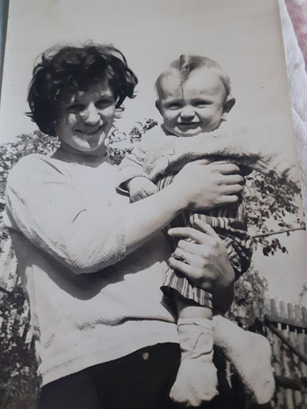 Zoran s majkom posle pobede nad variolom 