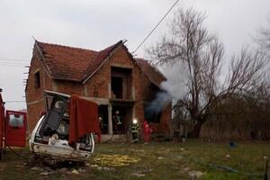 STARICA U POSLEDNJEM TRENUTKU IZVUČENA IZ KUĆE KOJA JE GORELA: U požaru kod Čačka teško povređena žena, spasli je vatrogasci