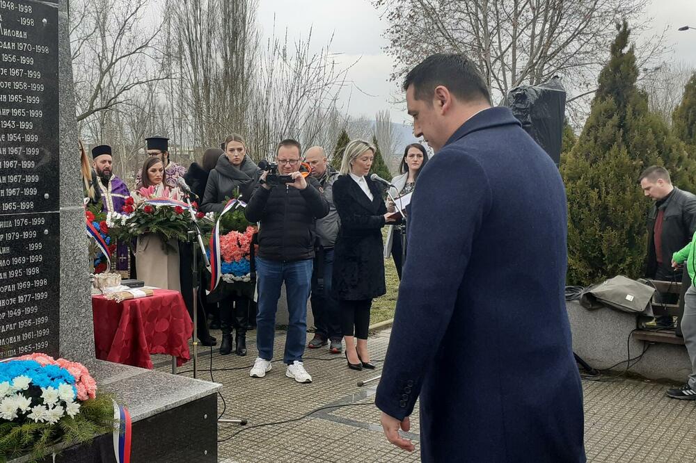 SUZA MOJA NEMA RODITELJA: U Kosovskoj Mitrovici obeležena godišnjica pogroma, pobijenim Srbima služen parastos (FOTO)