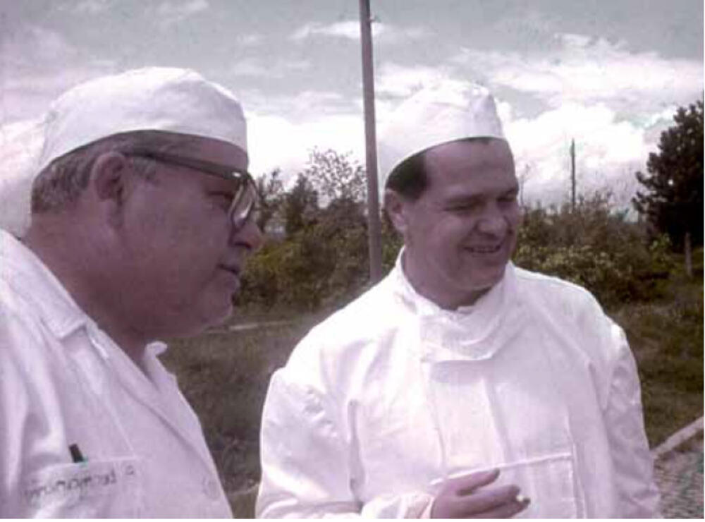 Doktori Kecmanović i Šuvaković u dvorištu karantina za obolele od variole u Đakovic i 1972. 