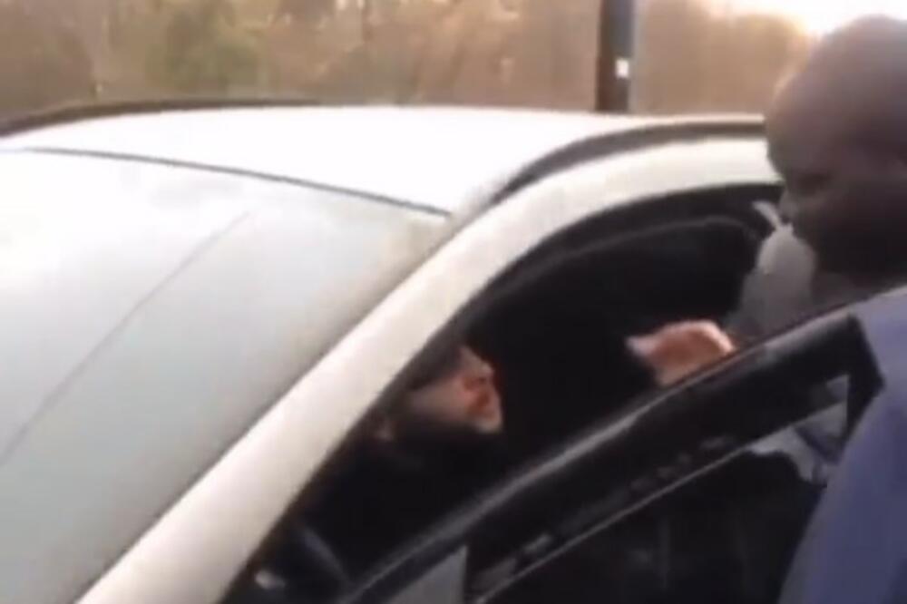 ŠOKANTNE SCENE U PARIZU: Besni navijači napali fudbalera PSŽ, pokušali da ga izvuku iz auta na semaforu! VIDEO