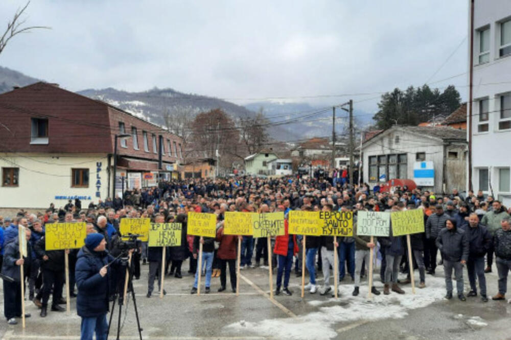 PROTEST MEŠTANA ŠTRPCA ZBOG HAPŠENJA Jevtić: Stavljaju nam žute trake