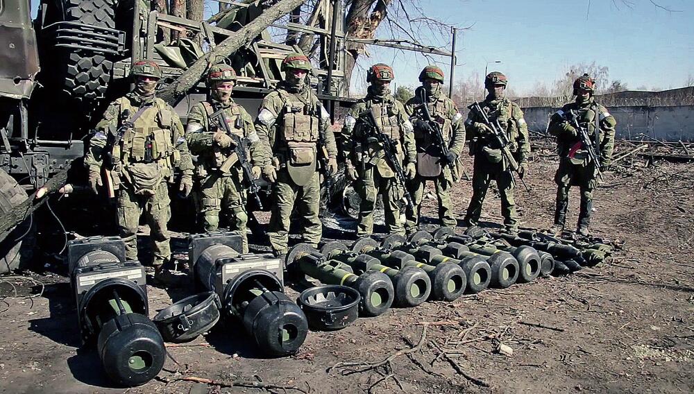 Plen... Ruski vojnici sa zaplenjenim zapadnim naoružanjem