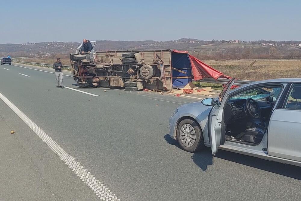 KROMPIR RASUT NA AUTO-PUTU KOD LAJKOVCA: Prevrnuo se kamion posle sudara sa autom (VIDEO)