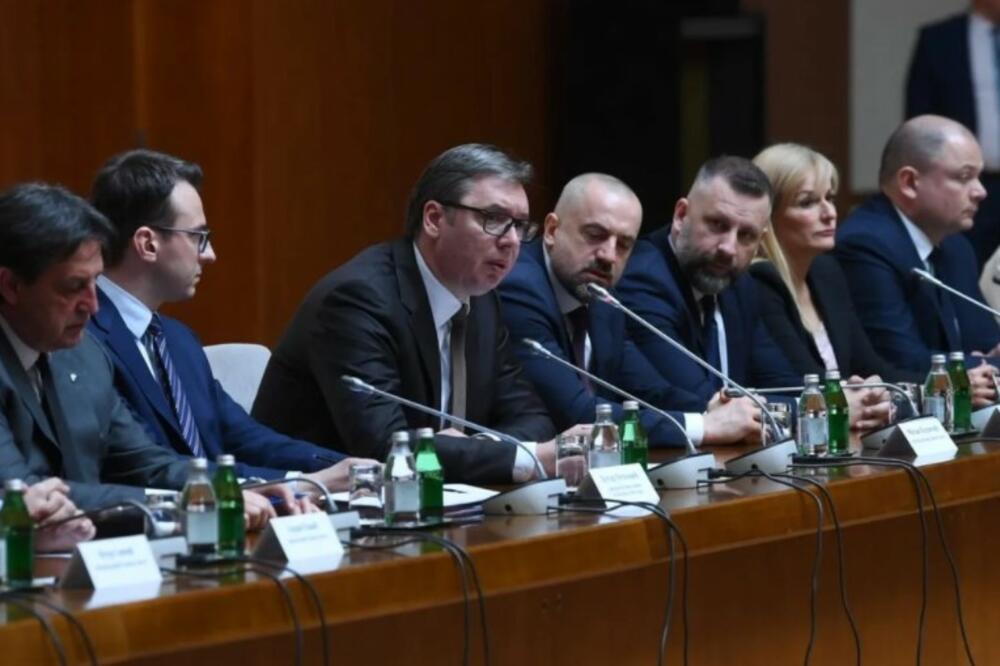 VUČIĆ ZA DANAS OTKAZAO SVE PREDIZBORNE MITINGE: Očekuje se višečasovni sastanak predsednika sa kosmetskim Srbima (FOTO)