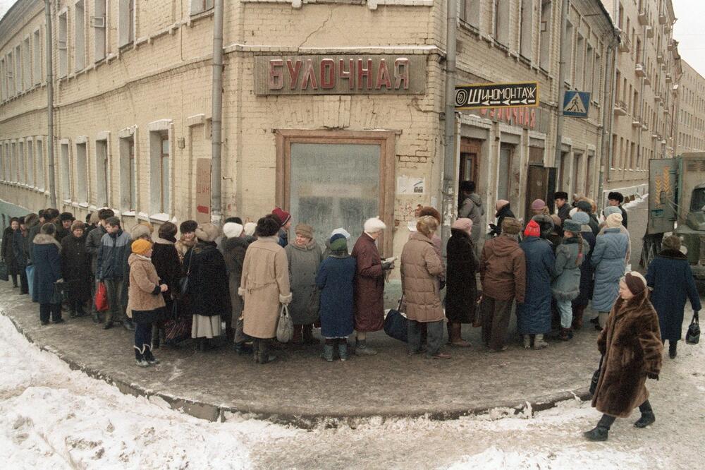 VRAĆAMO SE U DOBA SSSR: Međunarodne sankcije oživele stare strahove Rusa, dovele do nestašica i dugih čekanja na namirnice