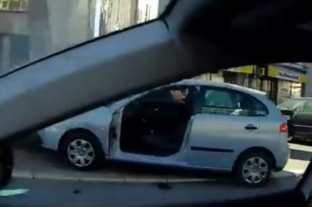 OSTADE BEZ VRATA! Neobična saobraćajna nezgoda u Novom Sadu, pogledajte (VIDEO)
