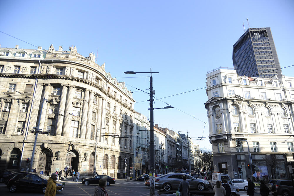 Zgrada Dimitrijevića (desno) morala je da dostigne u visini zgradu banke (levo)