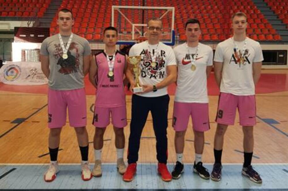 ZLATNI BASKETAŠI SU IZ VRANJA: Vranjskim gimnazijalcima ZLATO na Državnom prvenstvu u basketu!