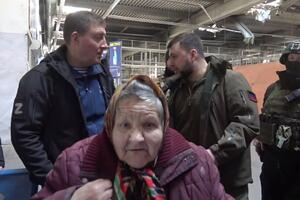 ŽIVI SMO! GRAĐANI MARIJUPOLJA ŠALJU PORUKE BLIŽNJIMA: Denis Pušilin objavio scene iz ruskog centra za humanitarnu pomoć! (VIDEO)