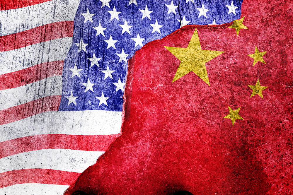PIŠTOLJ NA ČELO: Kineski diplomata ilustrovao kako Amerika iznosi zahteve