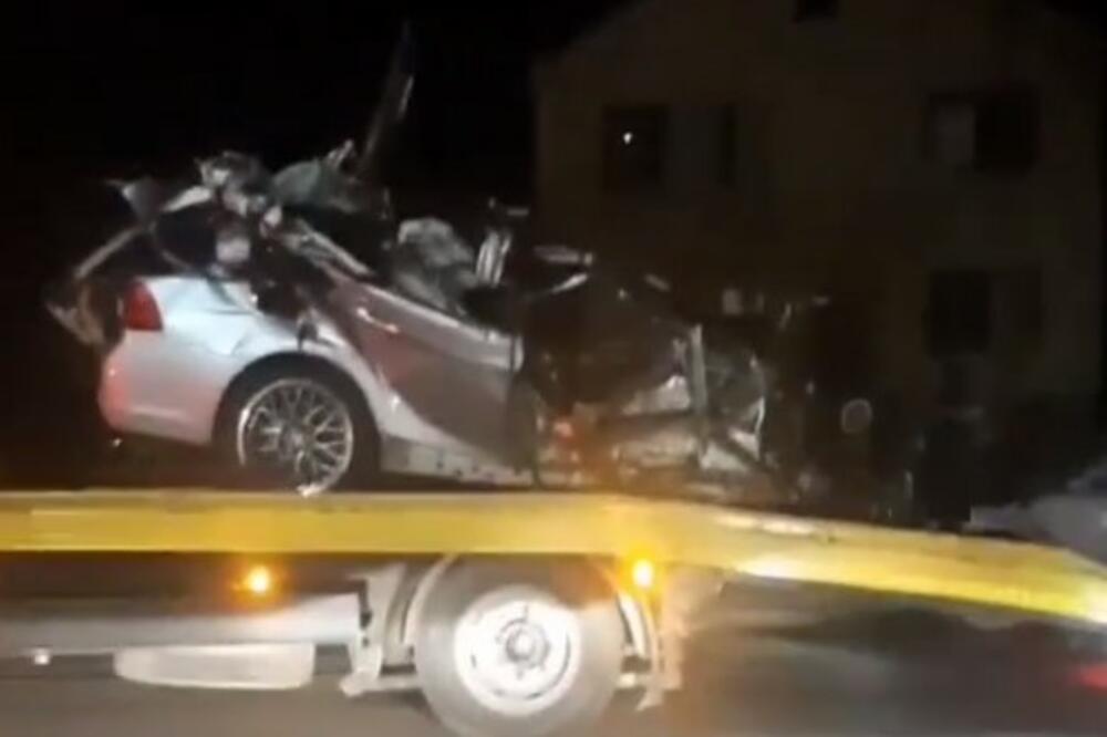 SMRSKAN I ZGUŽVAN BMW Pogledajte kako izgleda automobil posle stravične nesreće kod Stare Pazove u kojoj su poginule 2 osobe VIDEO