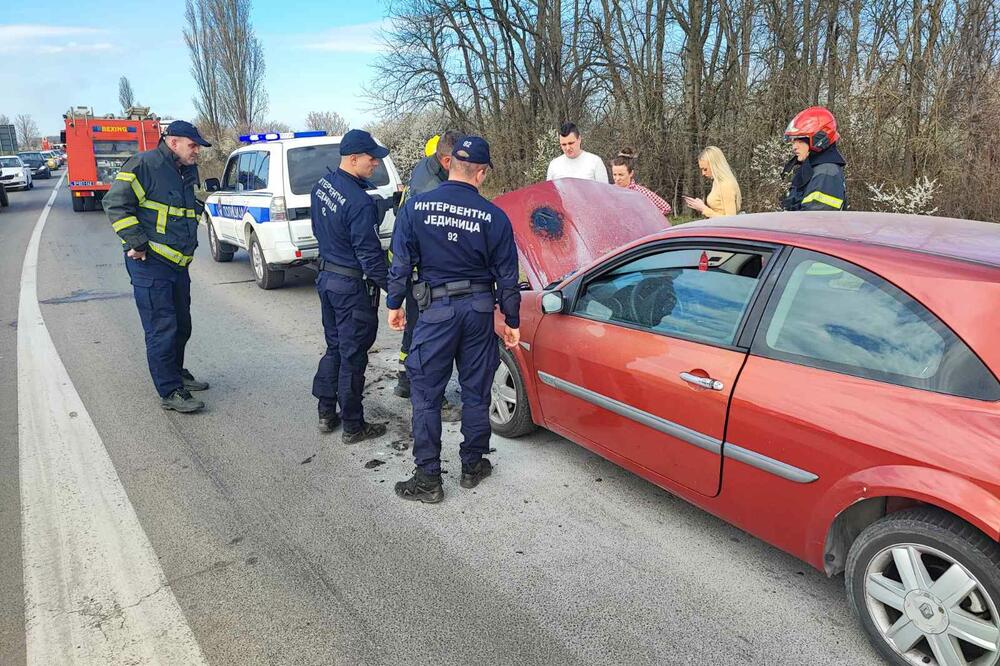 TROJE SPASENO IZ AUTOMOBILA U PLAMENU: Drama na Zrenjaninskom putu, policija pomogla putnicima, pa ugasila požar (FOTO)