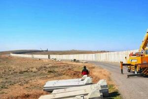 BETONSKIM ZIDOM SE BRANE OD DŽIHADISTA ISLAMSKE DRŽAVE: Prvi deo konstrukcije na iračkoj granici sa Sirijom visok 3,5 metra!