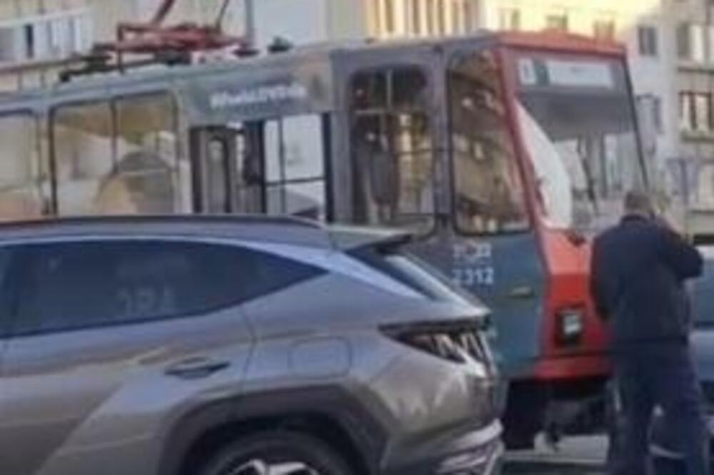 NESREĆA NA NOVOM BEOGRADU: Sudarili se tramvaj i automobil (VIDEO)