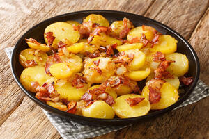SAVRŠEN KAO PRILOG, ALI I KAO GLAVNO JELO: Napravite HRSKAVI krompir sa slaninom i obradujte ukućane omiljenim BRZIM ručkom!