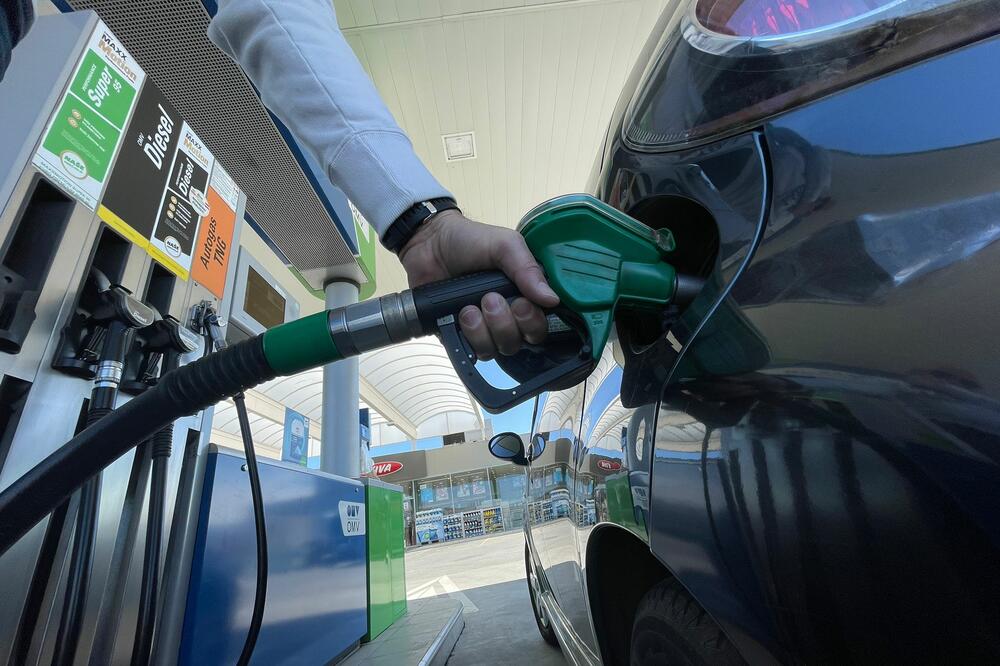 POJEFTINILO GORIVO: Lepa vest za vozače u komšiluku, od sutra manje plaćaju i benzin i dizel