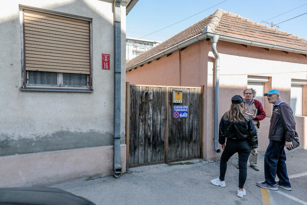 Sugrađani Kragujevca ispred kuće u kojoj je Rajko Šerifović živeo