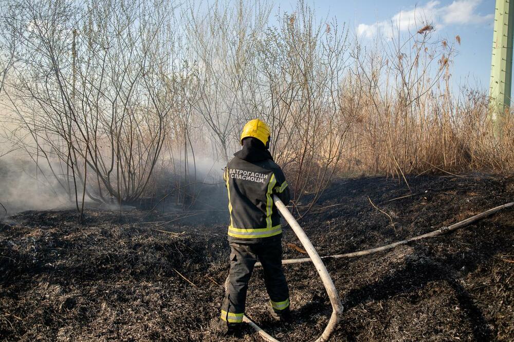GORI DEPONIJA U KURŠUMLIJI: Vatrogasci u borbi sa velikim požarom, vatra zahvatila smeće