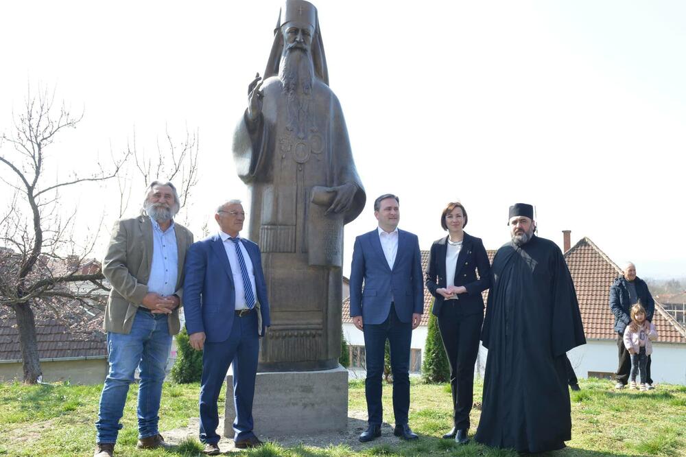 MINISTAR SELAKOVIĆ SVEČANO OTKRIO SPOMENIK PATRIJARHU GERMANU: Velika duhovna i kulturna manifestacija u Velikoj Drenovi (FOTO)